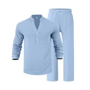Vooraanzicht van lichtblauw linnen herenset met henleyshirt met lange mouwen en trekkoordbroek