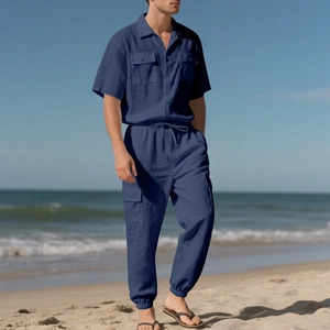 Detalle del conjunto de lino azul marino con bolsillos cargo y cintura con cordón elástico