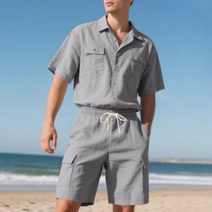 Herren Sommerset aus grauem Leinen mit Kurzarmhemd und Cargoshorts für den Strand