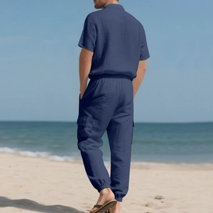 Conjunto de lino azul marino para hombre con camisa y pantalones cargo en la playa