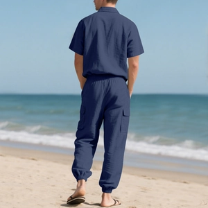 Detalle del conjunto de lino azul oscuro con bolsillos cargo y puños en el pantalón