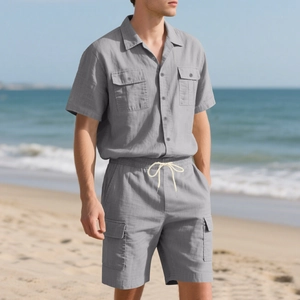 Details des grauen Leinen-Sets für Herren mit Kurzarmhemd und Cargo-Shorts am Strand
