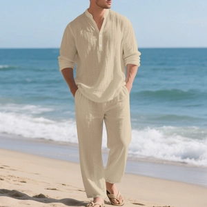 Dettaglio completo set in lino da uomo con maglia henley a maniche lunghe e pantaloni coordinati