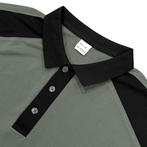 Détail du col de polo vert olive avec contraste noir et tissu en maille 100% polyester respirant