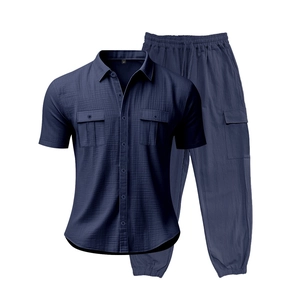 Vista detallada del conjunto de lino azul marino con camisa de manga corta y pantalón cargo