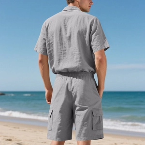 Rückansicht des grauen Herren-Leinensets aus Kurzarmhemd und Cargo-Shorts am Sonnenstrand