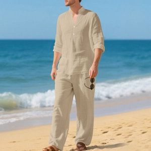 Dettaglio completo completo in lino da uomo con camicia beige e pantaloni sulla spiaggia
