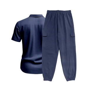 Detalle de camisa de lino azul oscuro y pantalón cargo con cintura elástica y bolsillos