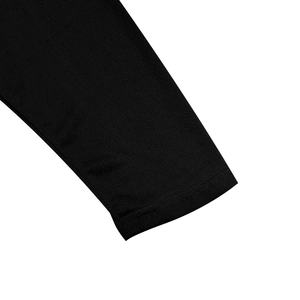 Détail de la manche d'un polo noir montrant une finition de couture double de qualité