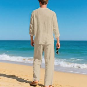 Completo in lino da uomo con camicia a collo alla coreana e pantaloni ampi sulla spiaggia
