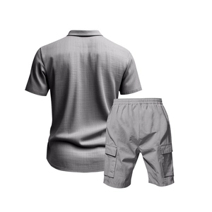Detailansicht graues Herren-Leinen-Set mit Hemdrückseite und Cargo-Shorts-Struktur
