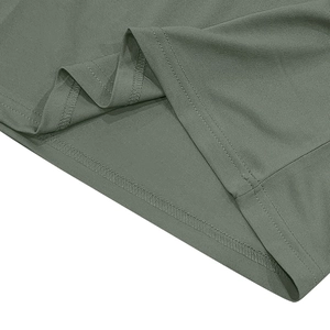 Détail macro du tissu piqué vert olive avec double couture résistante à l'ourlet