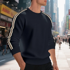 Dettaglio del tessuto nido d'ape e strisce sulla spalla di questo maglione uomo blu navy