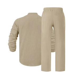 Dettaglio del set in lino kaki con camicia a maniche lunghe e pantaloni con elastico in vita