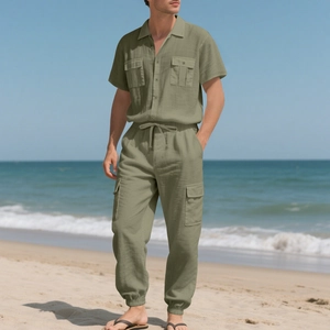 Conjunto de lino verde oliva para hombre con camisa cargo y pantalón en la playa