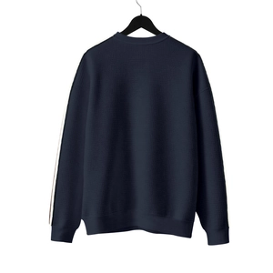 Dettaglio della trama a nido d'ape blu navy e strisce bianche sulle maniche della felpa uomo
