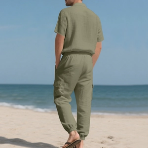 Detalle de la textura de lino verde salvia para hombre con camisa y pantalones cargo de playa