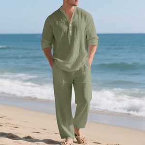 Completo da uomo in lino verde salvia con camicia henley a maniche lunghe e pantaloni