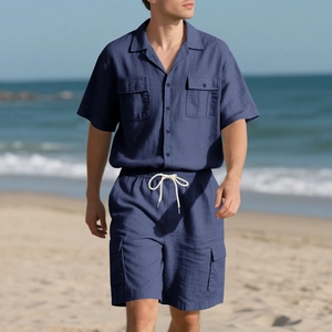 Detail des marineblauen Leinen-Sommersets mit Cargotaschen und Kordelzug-Shorts