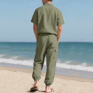 Conjunto de lino para hombre en verde oliva con camisa de manga corta y pantalón cargo