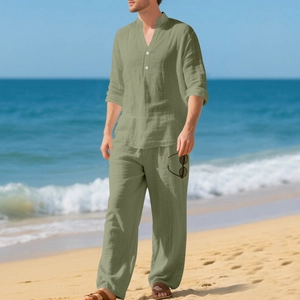 Dettaglio del set in lino verde oliva con camicia Henley a maniche lunghe e pantaloni