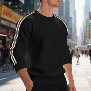 Dettaglio del maglione da uomo in maglia a nido d'ape con strisce colorate sulle maniche