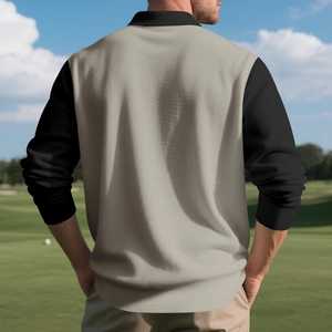 Texture détaillée du polo homme bicolore avec un arrière-plan de terrain de golf