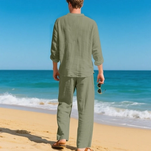 Dettaglio del set in lino verde oliva con camicia e pantaloni dalla trama traspirante