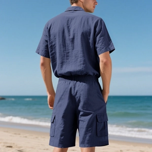 Rückansicht von Herren Marineleinen-Kurzarmhemd und Cargo-Shorts am sonnigen Strand