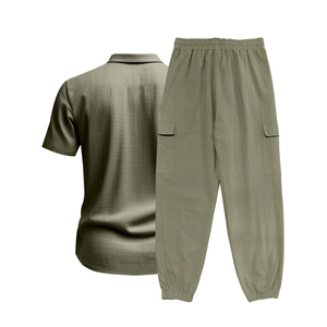 Vista detallada de camisa de lino verde oliva y pantalón cargo con tejido texturizado