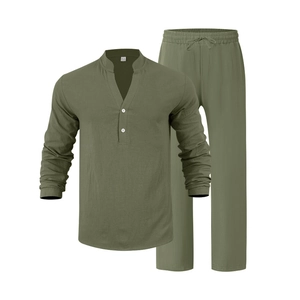 Dettaglio camicia di lino verde oliva e pantaloni con coulisse e trama del tessuto naturale