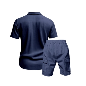 Rückansicht des navyblauen Herren-Sommersets mit Waffelstruktur und Cargo-Shorts