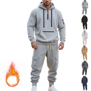 Tuta da uomo in pile pesante con felpa a mezza zip e pantaloni cargo multitasche