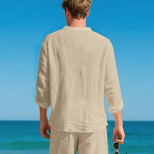 Detailaufnahme der atmungsaktiven Leinentextur am beigen langärmeligen Henley-Shirt und Shorts