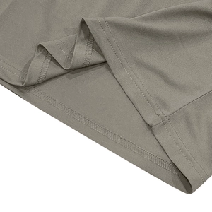 Détail du tissu en maille respirante et ourlet à double couture durable sur le polo homme