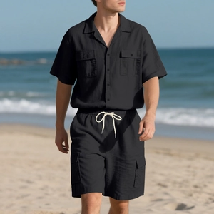 Detailansicht der Leinen-Set für Herren mit Kurzarmhemd und Shorts für den Strandurlaub