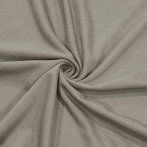Gros plan sur la texture en maille piquée beige pour polo à manches longues homme