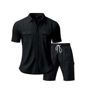 Detail von schwarzem Leinen-Sommerset mit Pattentaschen und Shorts mit Kordelzug