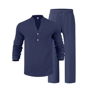 Dettaglio completo set in lino blu navy da uomo con camicia henley e pantaloni