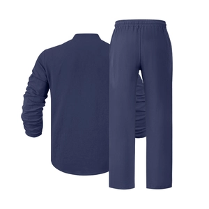 Vista posteriore di un completo casual da uomo in lino blu scuro con dettagli del tessuto