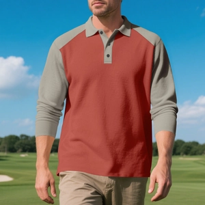 Détail du polo bicolore rouge et gris avec col boutonné classique et texture en maille
