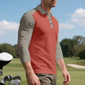 Détail du polo à manches longues avec col contrasté sur un terrain de golf verdoyant