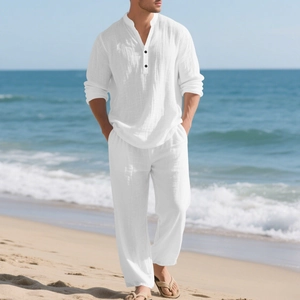Dettaglio del completo in lino bianco da uomo con camicia henley e pantaloni da spiaggia