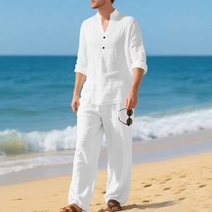 Completo mare da uomo in misto lino bianco con collo alla coreana e trama traspirante