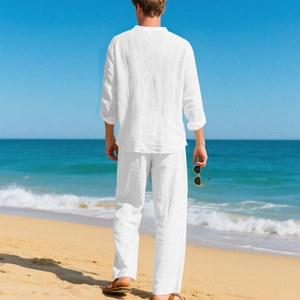 Vista posteriore di un completo in lino bianco da uomo su uno sfondo di spiaggia soleggiata