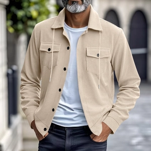 Detailansicht der khakifarbenen Cordjacke mit Rippstruktur und Brusttaschen mit Klappen