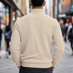 Detail der beige gerippten Textur und des Strickmusters auf der Rückseite des Herrenpullovers