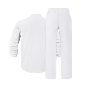 Vista posteriore di un set in lino bianco con camicia a maniche lunghe e pantaloni