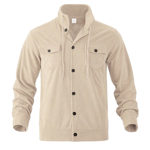 Detailansicht der beigefarbenen Cordjacke mit klassischen Knopftaschen und Kragendesign