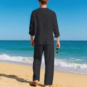 Vista posteriore di un completo maschile in lino nero su una spiaggia soleggiata